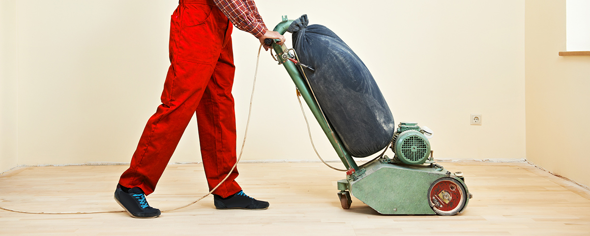 Houten vloer schuren prijs. Wat is de prijs voor het schuren van een houten vloer?, dat verschilt nogal eens.